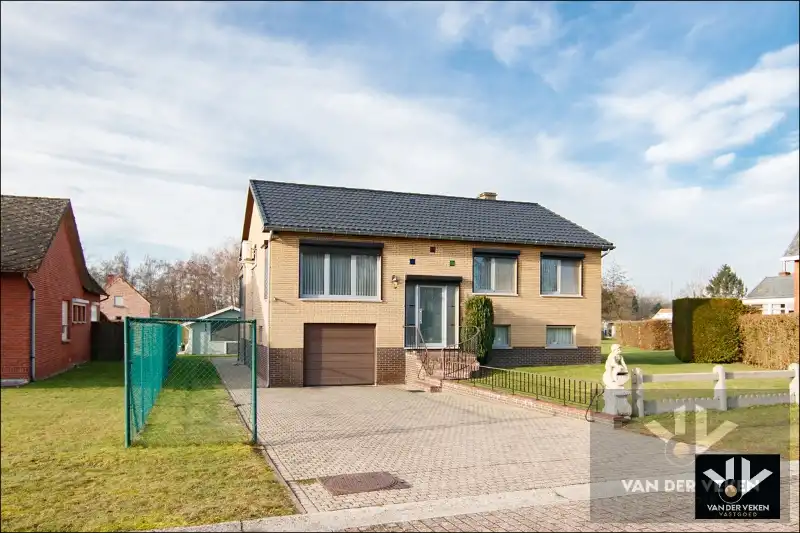 Ruime en energiezuinige gezinswoning in rustige omgeving grenzend aan natuurgebied De Platwijers! foto {{pictureIndex}}