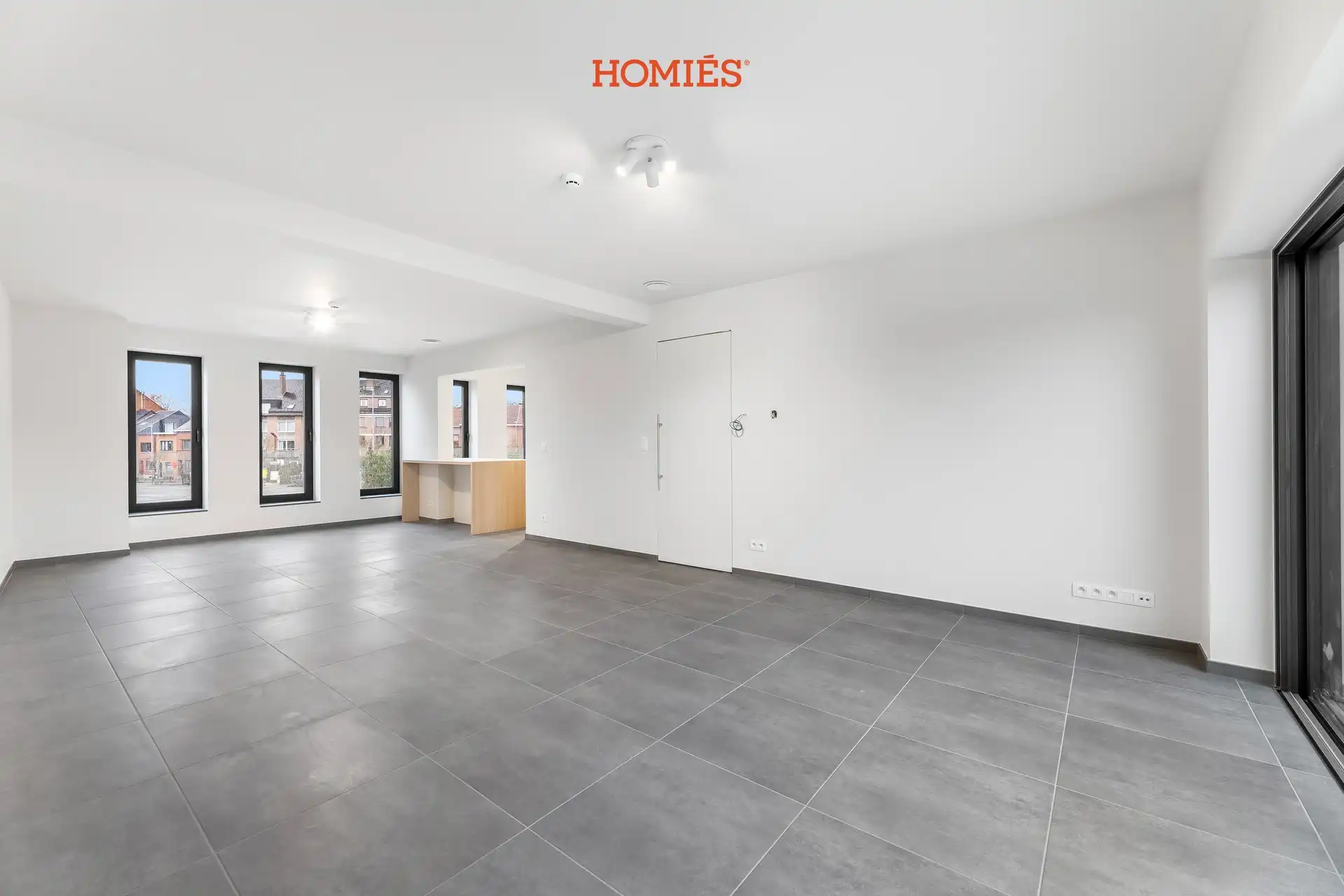 Gerenoveerd app met 2 slpks en autostaanplaats foto 2