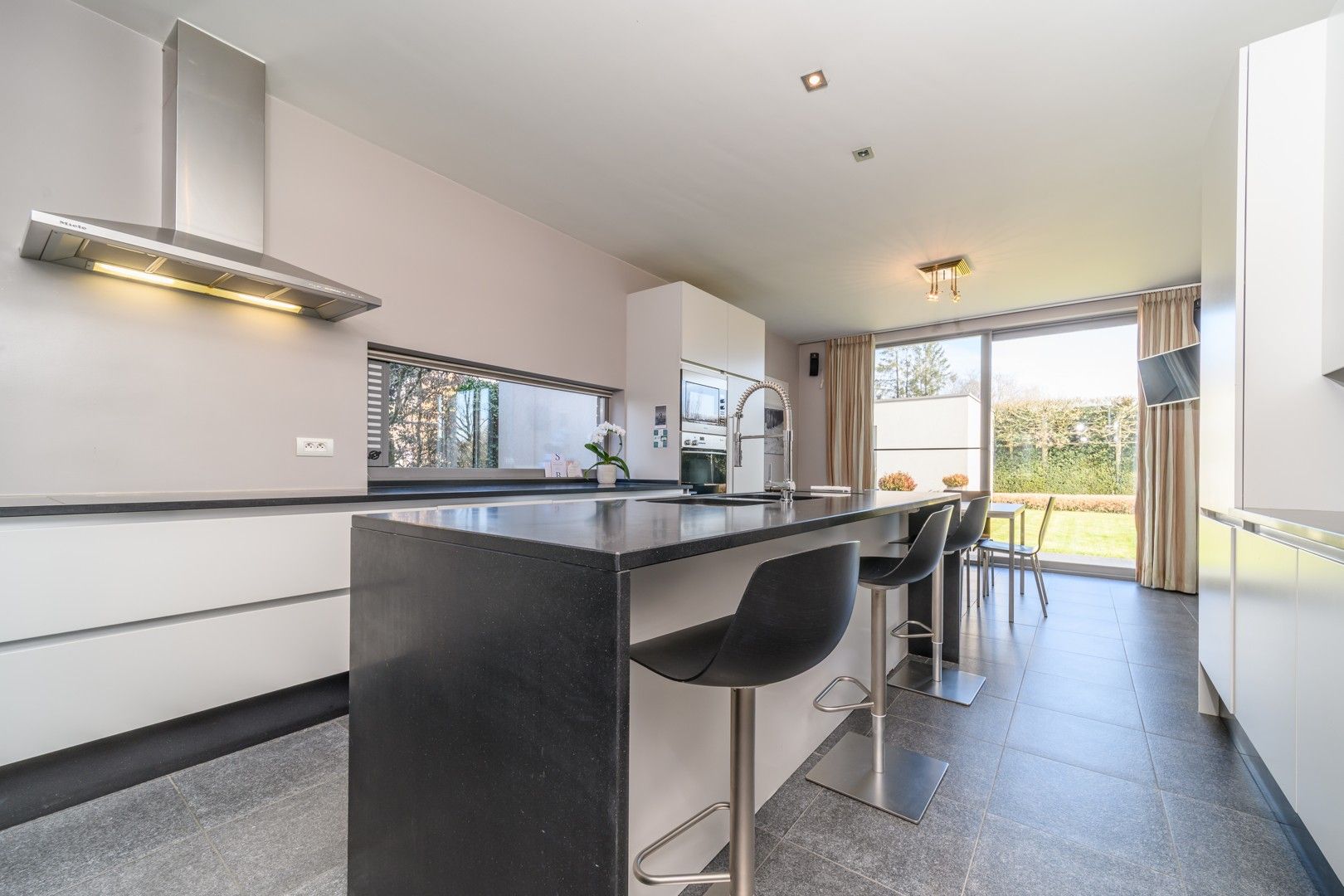 Zeer ruime en kwalitatief afgewerkte villa te Gijzegem foto 6