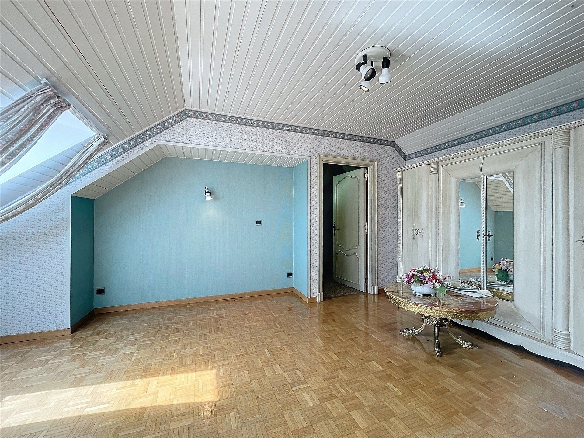 Karaktervolle open bebouwing met 4 slaapkamers en dubbele garage op perceel van 840m² foto 12