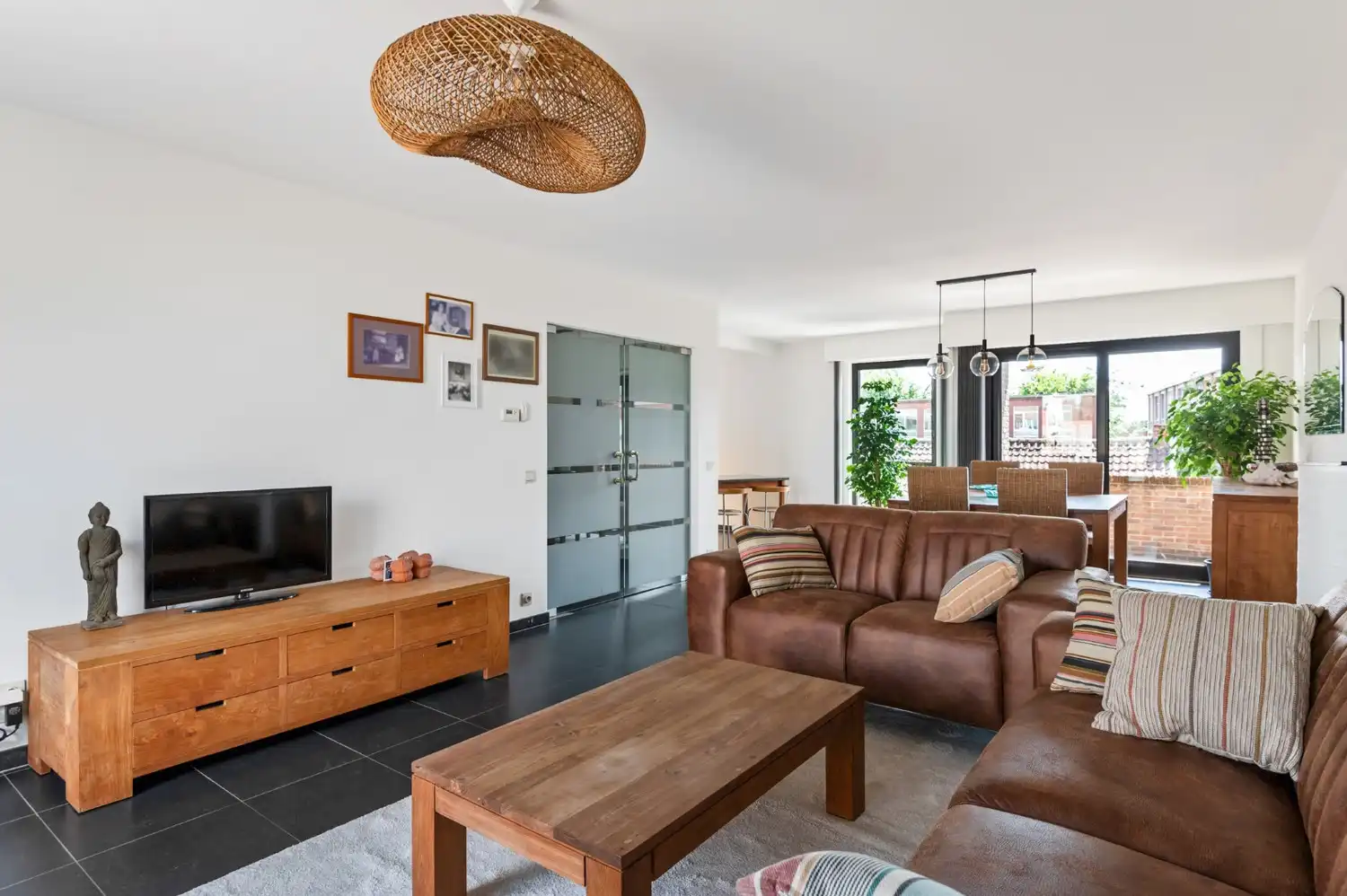 ZEER RUIM APP. MET 4 SLK, 2 BADK., RIANT TERRAS EN PARKING! foto {{pictureIndex}}