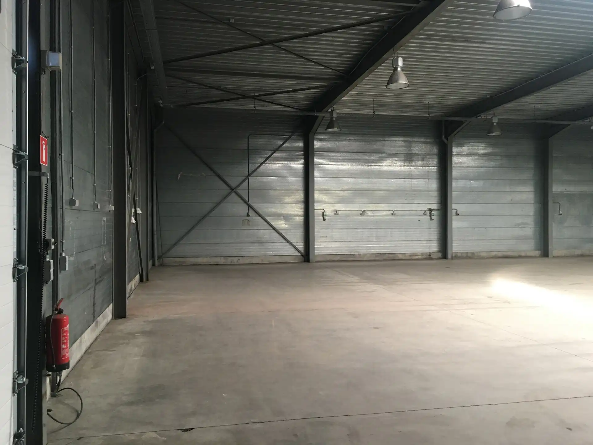 TE HUUR Magazijnruimte met kantoor in Verrebroek foto 6