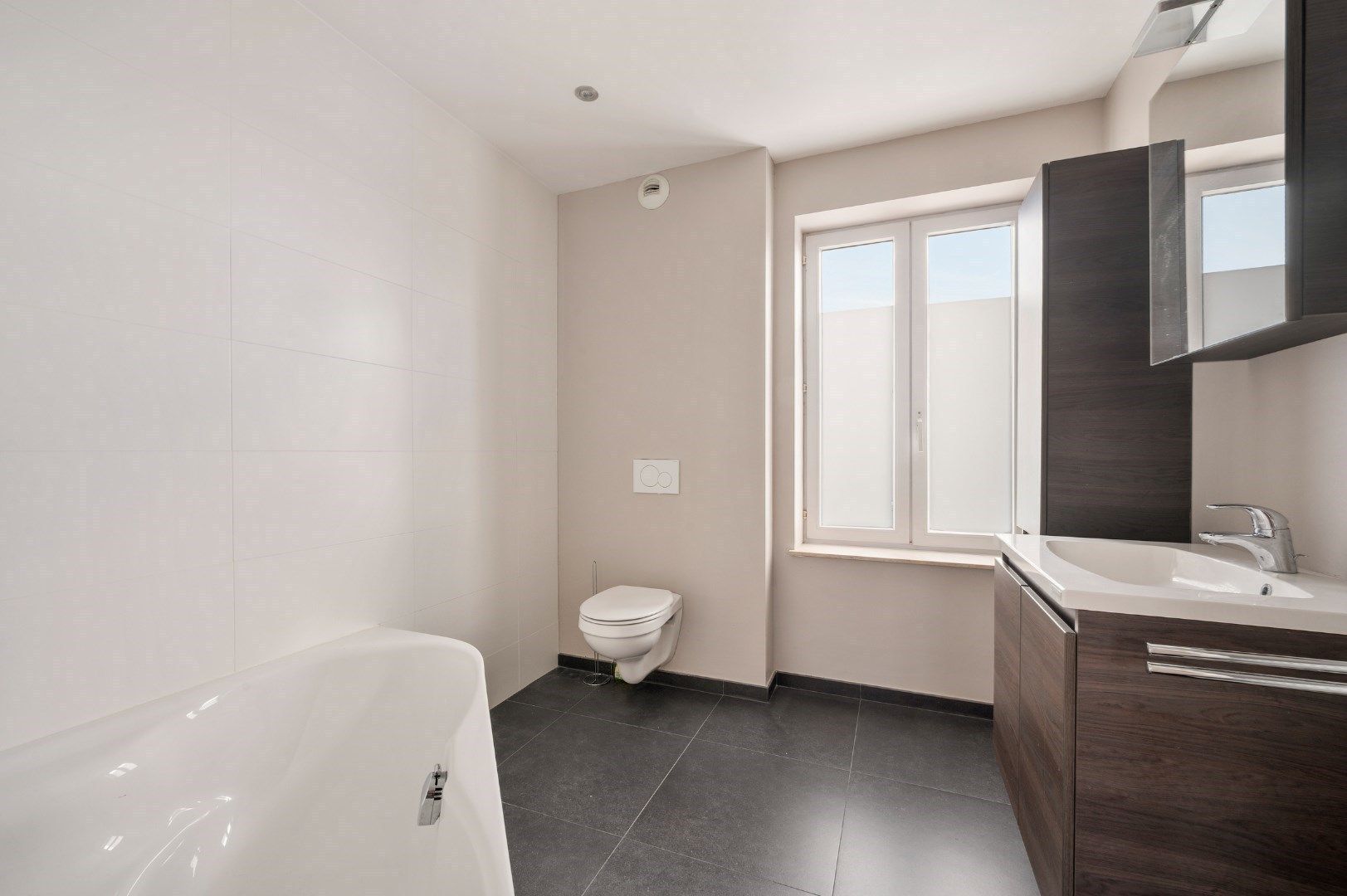 Kwalitatief gerenoveerde rijwoning met tuin, 3 slaapkamers en 2 badkamers op toplocatie in Menen foto 17