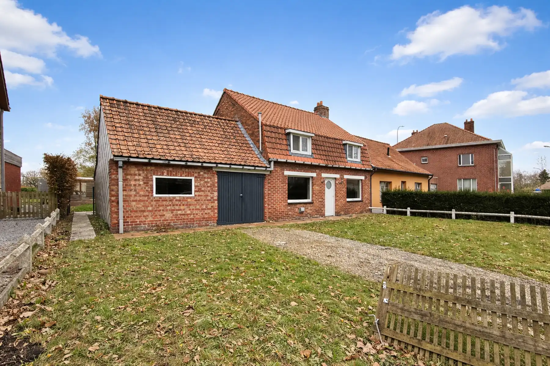 Te renoveren woning met 3 slaapkamers, garage en tuin foto 2