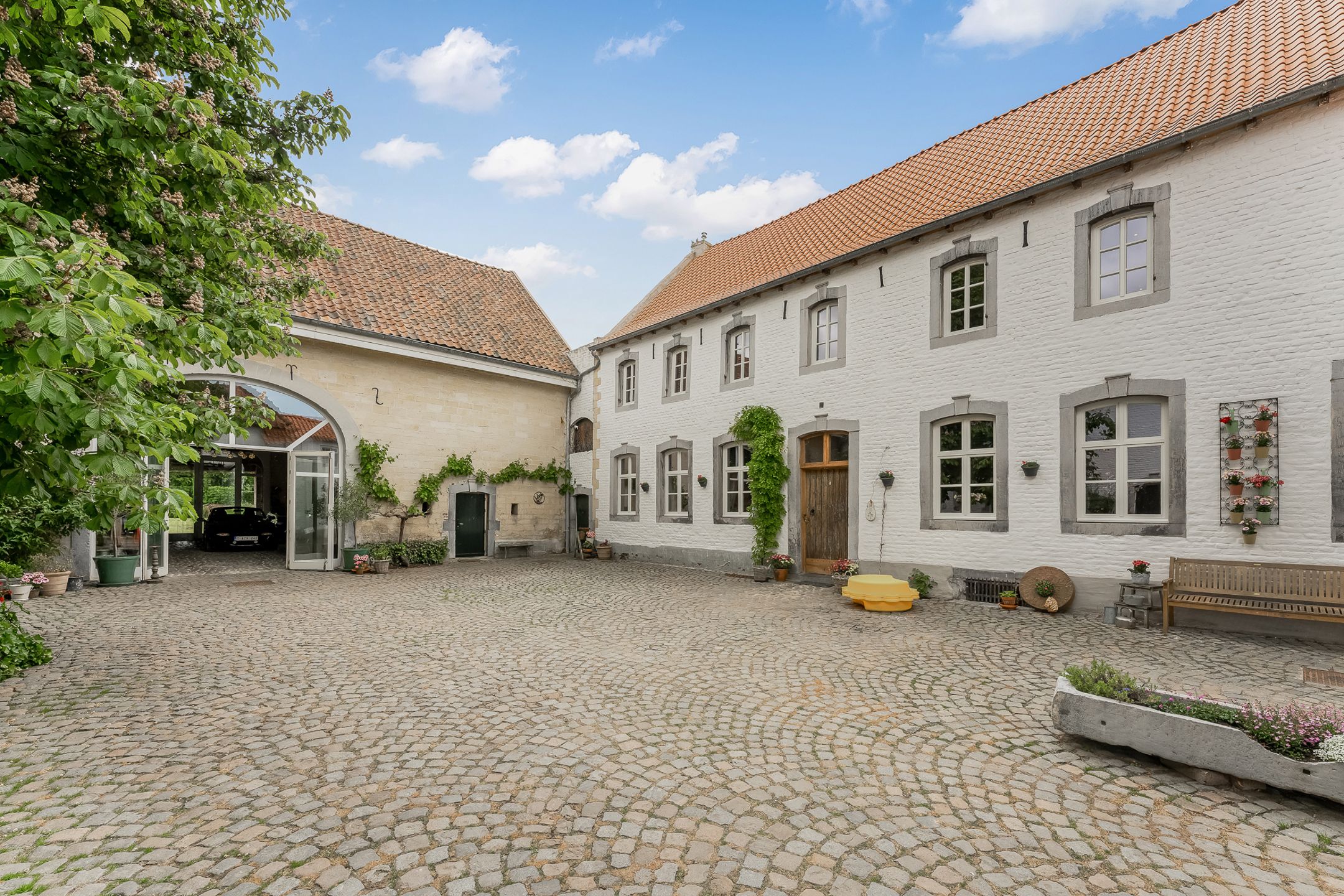 Hoofdfoto van de publicatie: Vierkantshoeve met 3 woningen te Valmeer