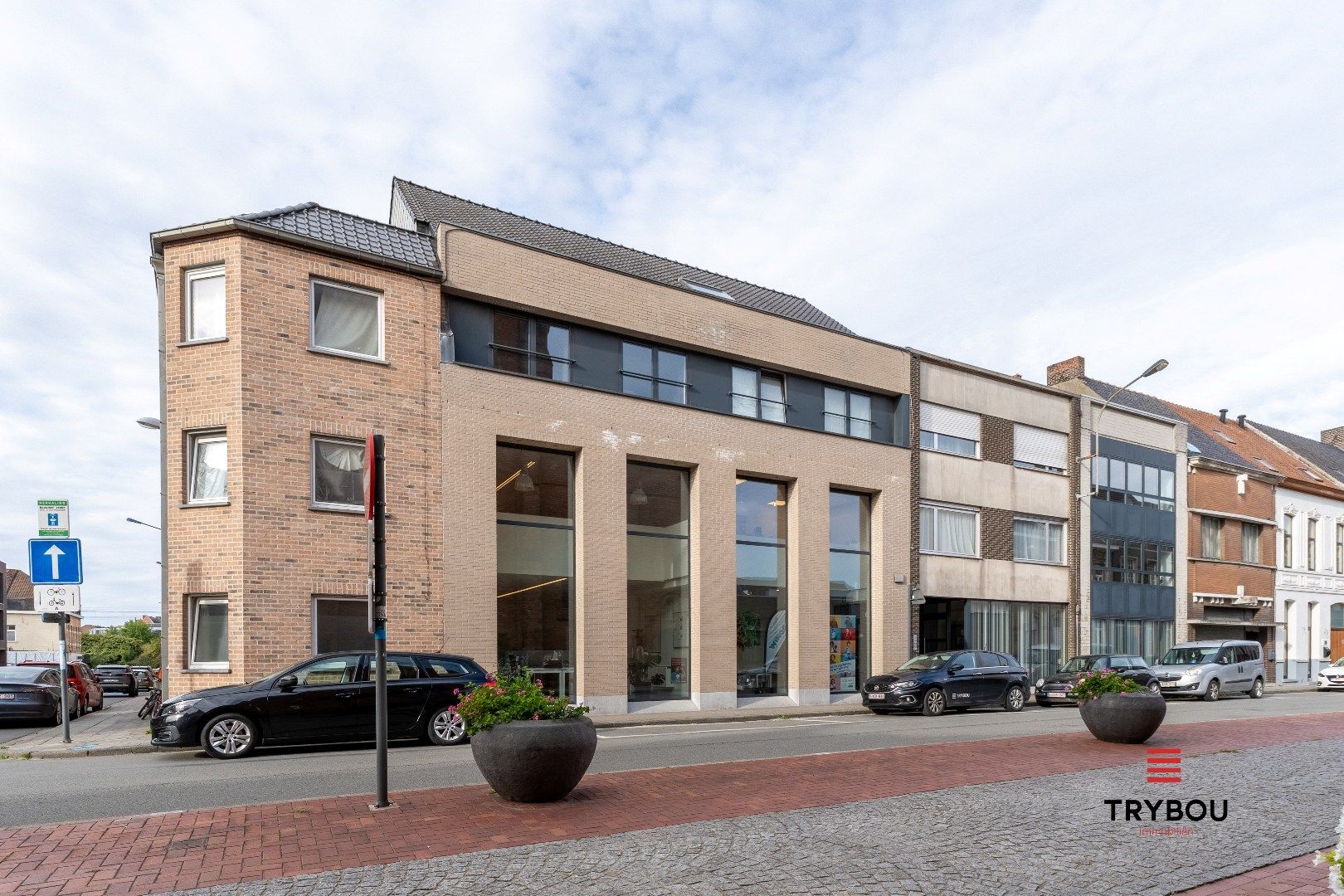 Stijlvolle industriële duplex met ruim terras en staanplaats in centrum Roeselare foto 2