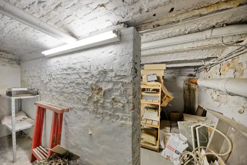 Handelspand met brede glasgevel en uitstekende visibiliteit in centrum Mechelen foto 14