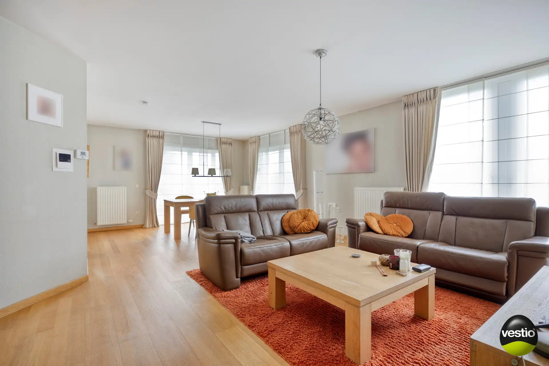 Aangenaam, lichtrijk hoekappartement met 2 slaapkamers en parking in de Heilig-Hartwijk foto {{pictureIndex}}