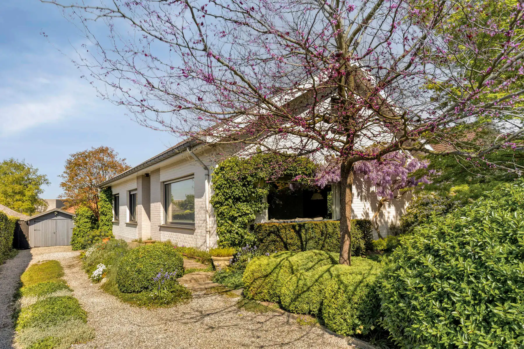 Hoofdfoto van de publicatie: Leemans Immobiliën presenteert u deze charmante, instapklare bungalow, ideaal gelegen in het gegeerde Asse. 