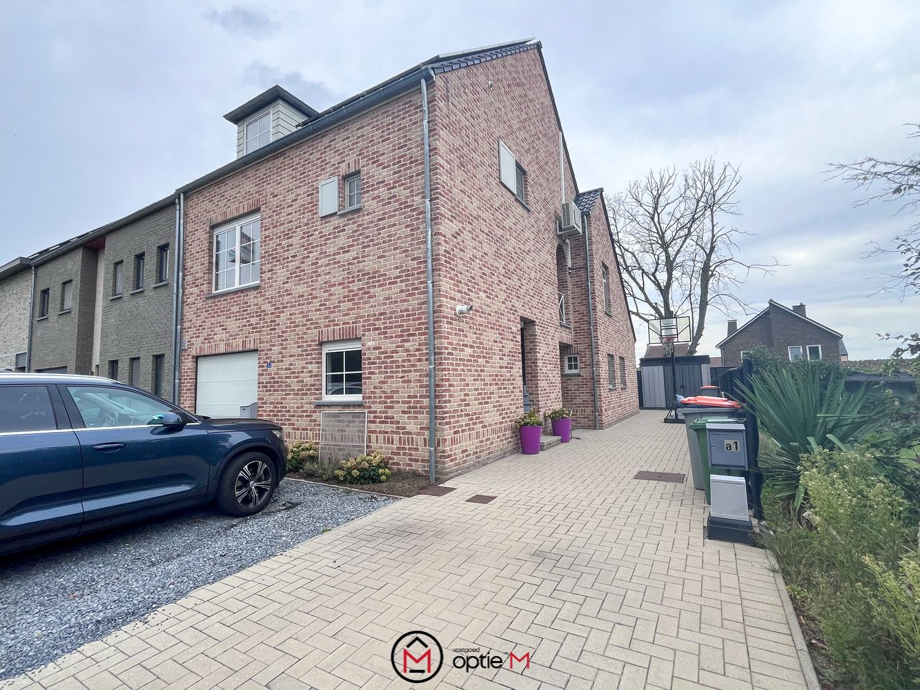 Gelijkvloers appartement met garage en terras in het hart van Munsterbilzen foto {{pictureIndex}}