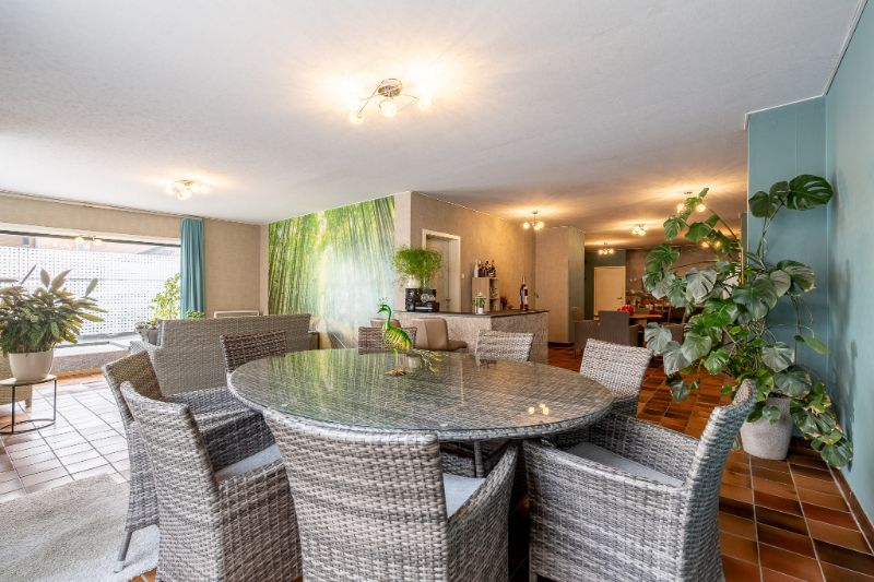Woning met brede oprit en dubbele garage foto 8