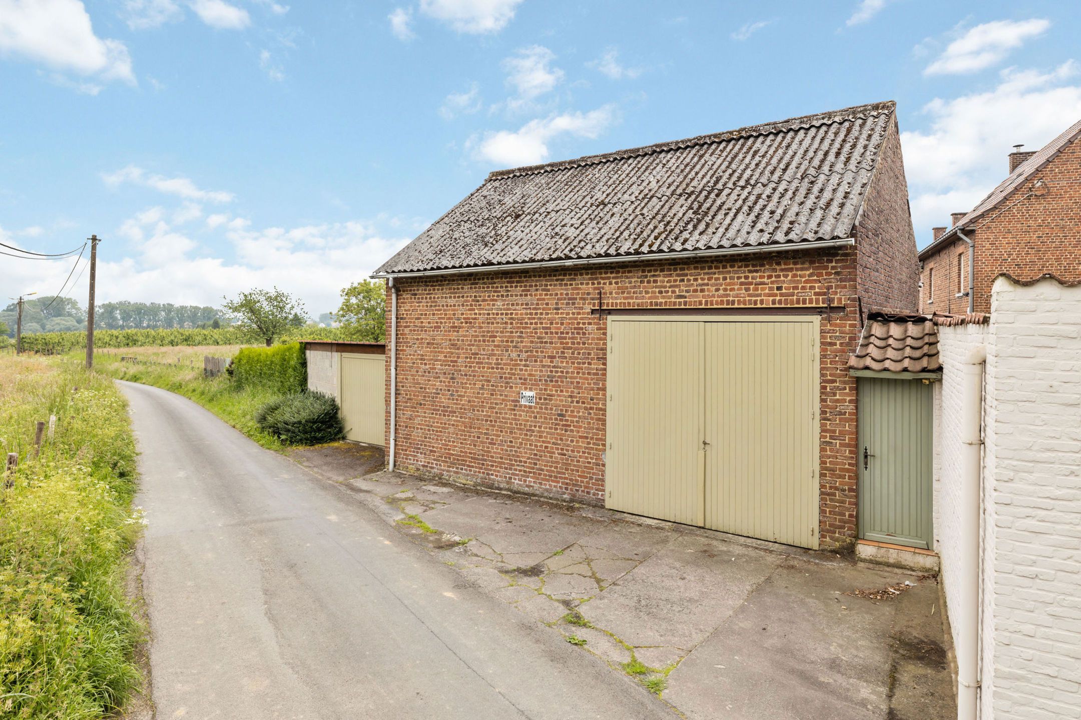 Ruime eengezinswoning met afzonderlijke schuur foto 2