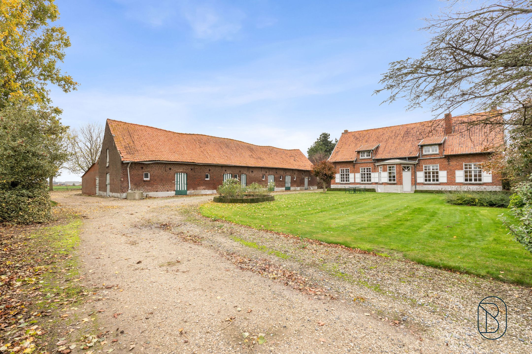 Unieke charmante vierkantshoeve op 1 hectare grond te Ieper foto 6