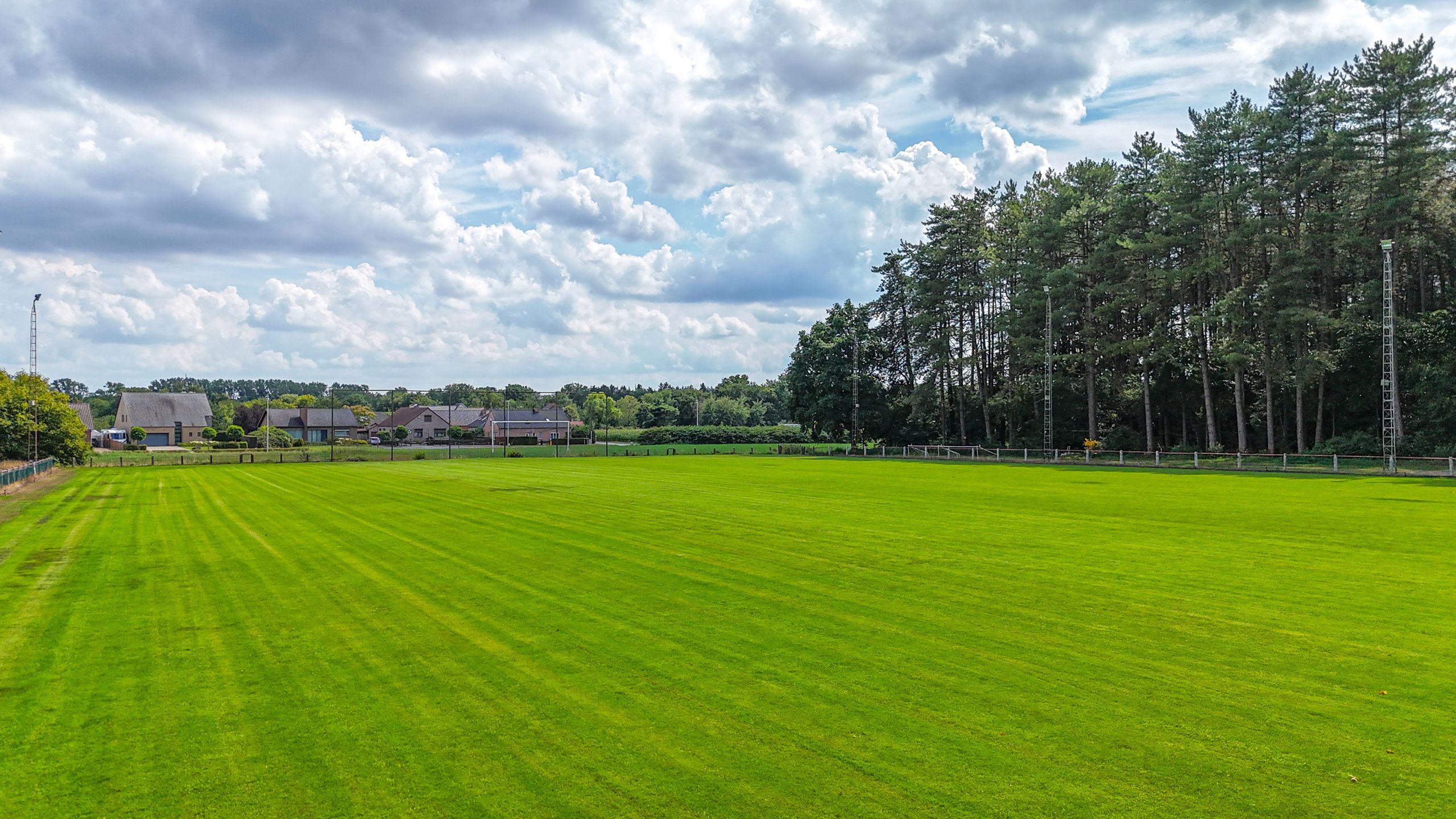 Voetbalveld en kantine op 2,45 ha in prachtig bosrijk gebied! foto {{pictureIndex}}