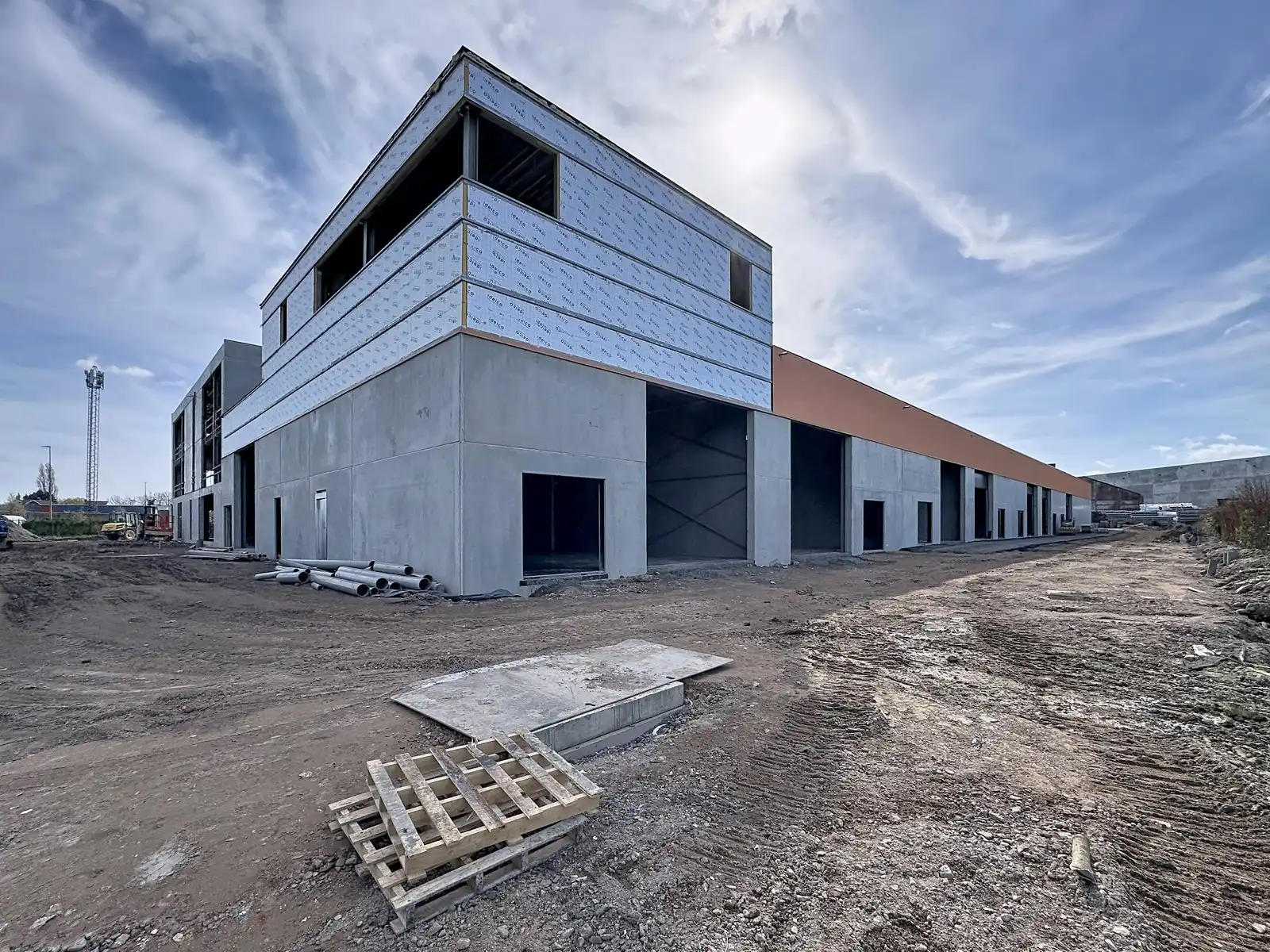 NB KANTOOR (164 m² - 1° verd.) met onderliggend MAGAZIJN (164 m² - op glv.), inclusief 6 private PARKEERPLAATSEN op industriezone te Zedelgem foto {{pictureIndex}}