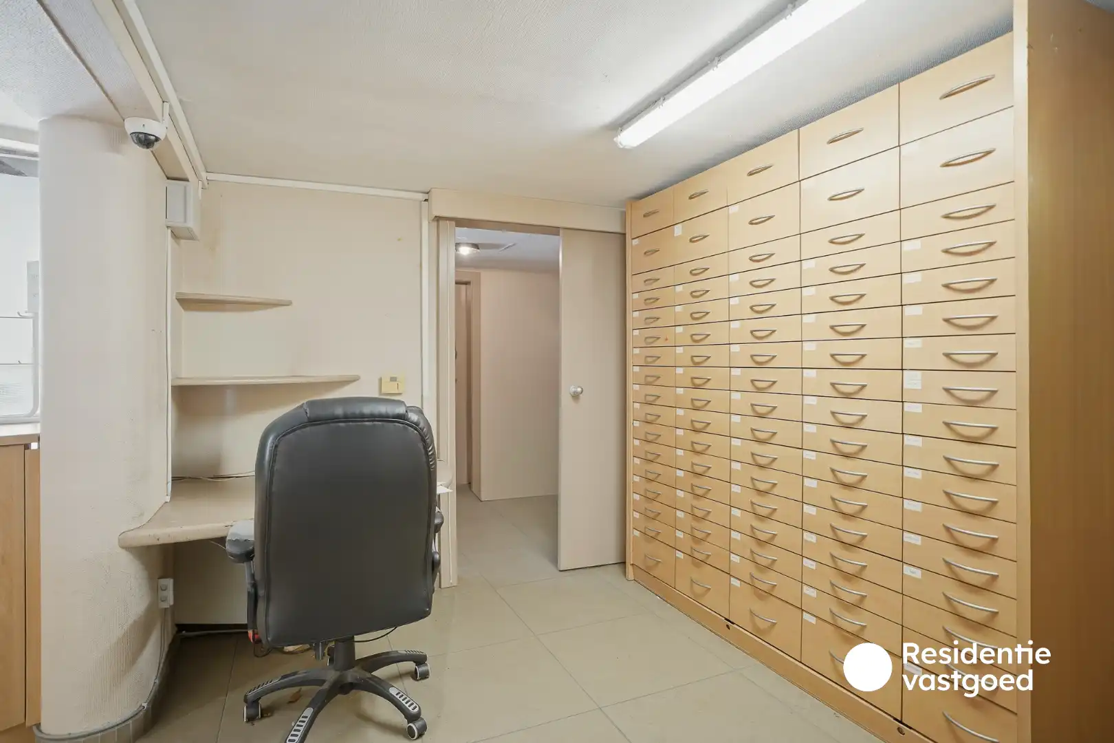 Handelsruimte met woonentiteit en parkeerplaats foto 6