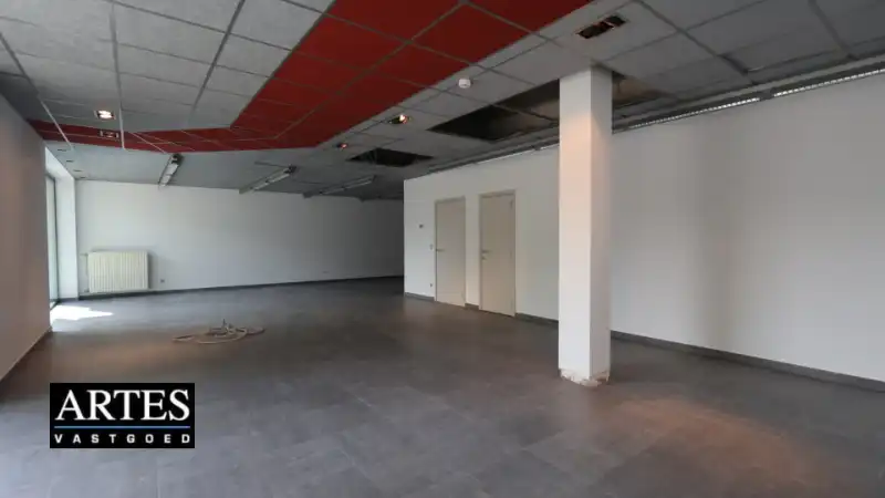 Handelspand van 122 m² in Genk-centrum, tegenover Shopping 1 foto 2