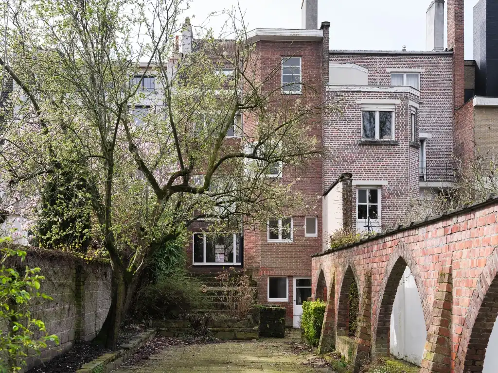 Uitzonderlijk aanbod aan het Miljoenenkwartier - Bijzonder karaktervolle, op te frissen, art-déco woning met fenomenale stadstuin nabij het Paul De Smet de Naeyerpark. foto 3