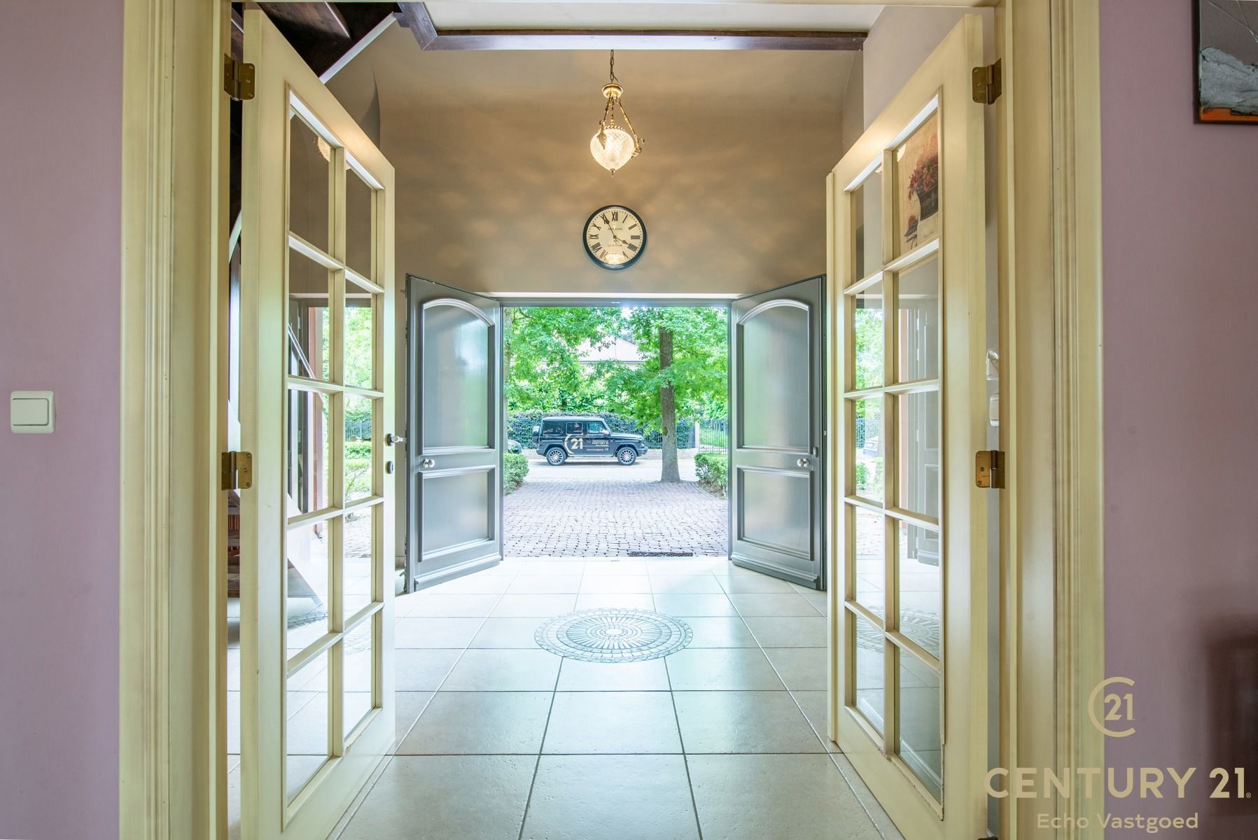 Riante villa met 5 slaapkamers, 4 badkamers en binnenzwembad foto 17