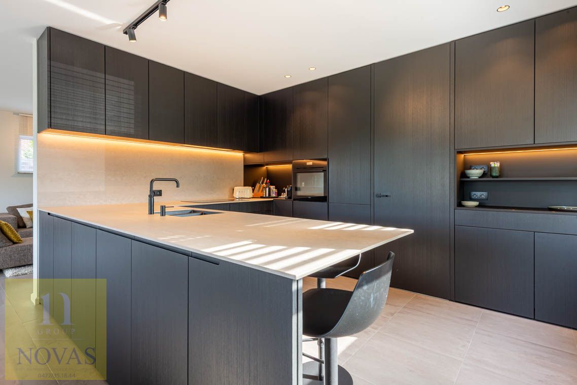 Ruime instapklare woning met 4 tot 5 slaapkamers, zonnepanelen, airco, inpandige garage en buitenstaanplaatsen foto 2