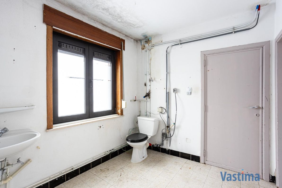 Te renoveren gezinswoning met potentieel op een gunstige locatie foto 16