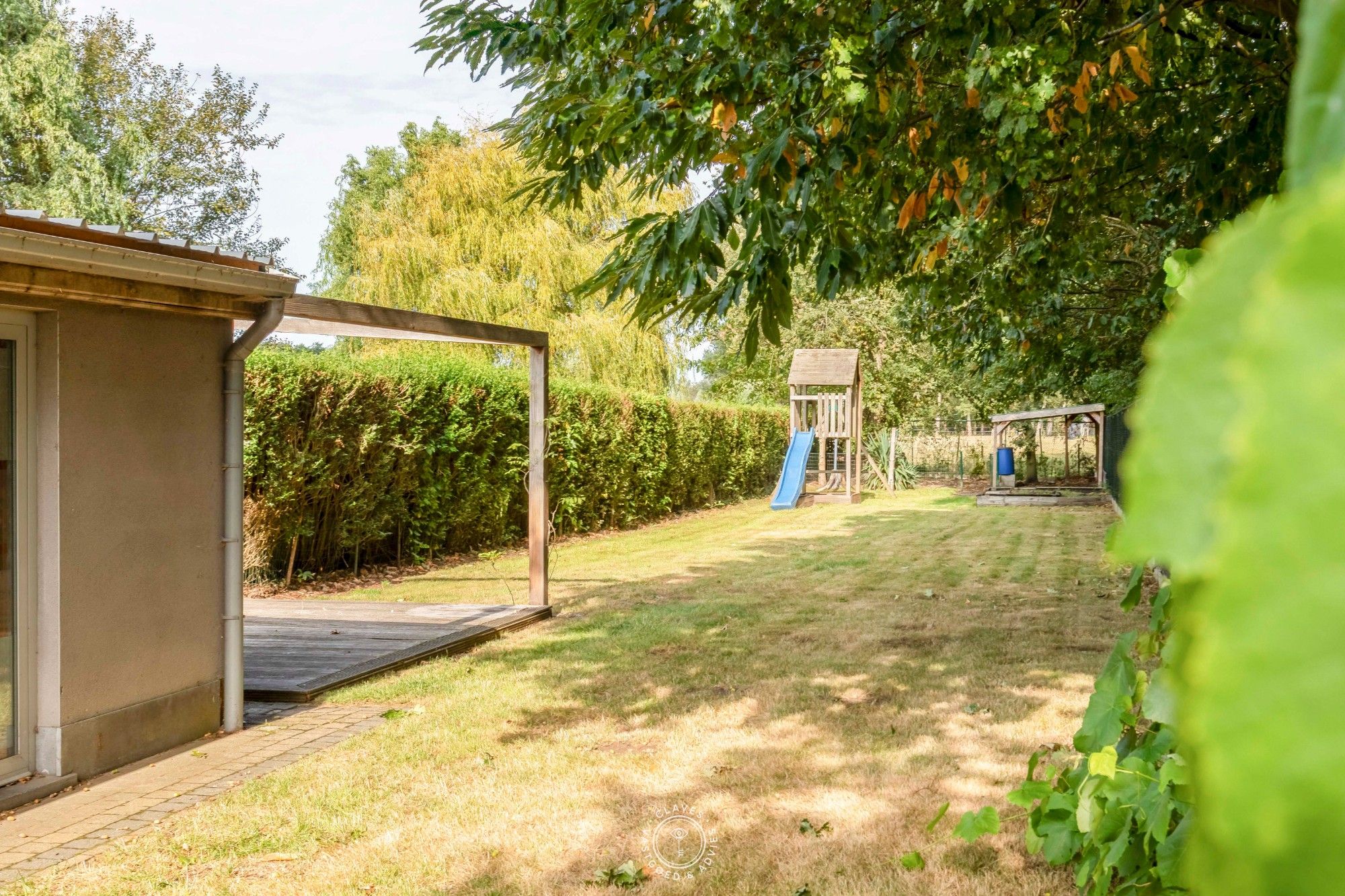 Hoofdfoto van de publicatie: Open bebouwing met ruime garage en fijne tuin met prachtig zicht op de velden