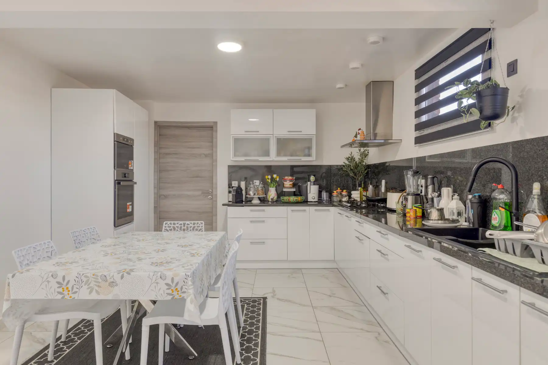 Ruime bel-etage met 4 slaapkamers en handelsruimte foto 10