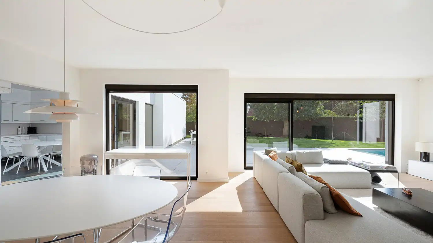Grote moderne villa met zwembad op uitzonderlijk groot perceel. foto 6