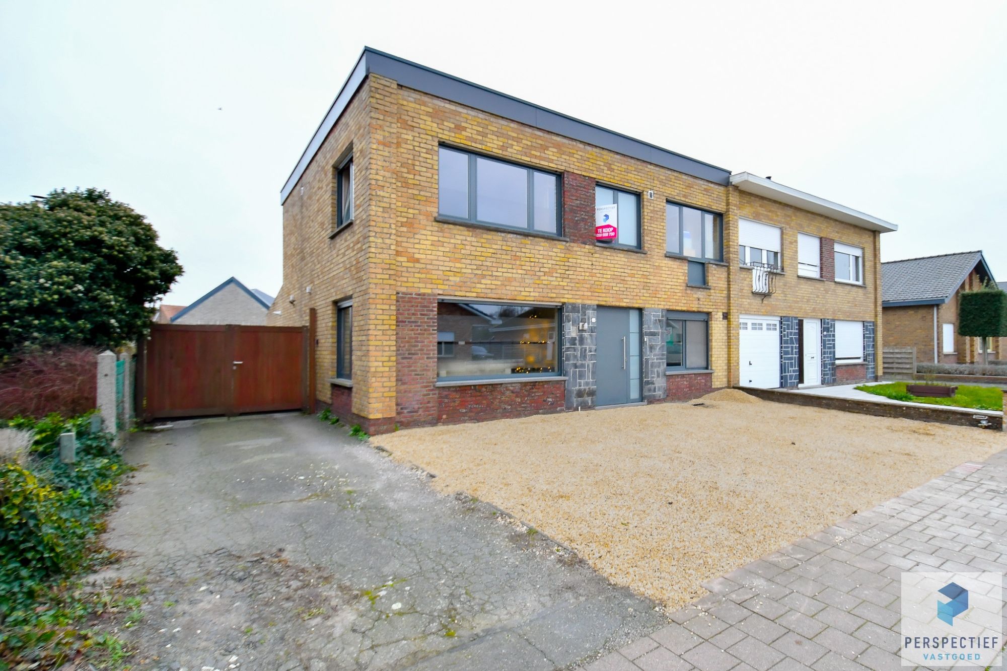 Rustig gelegen ruime halfopen woning met recent bijgebouw/garage op 454m² foto {{pictureIndex}}