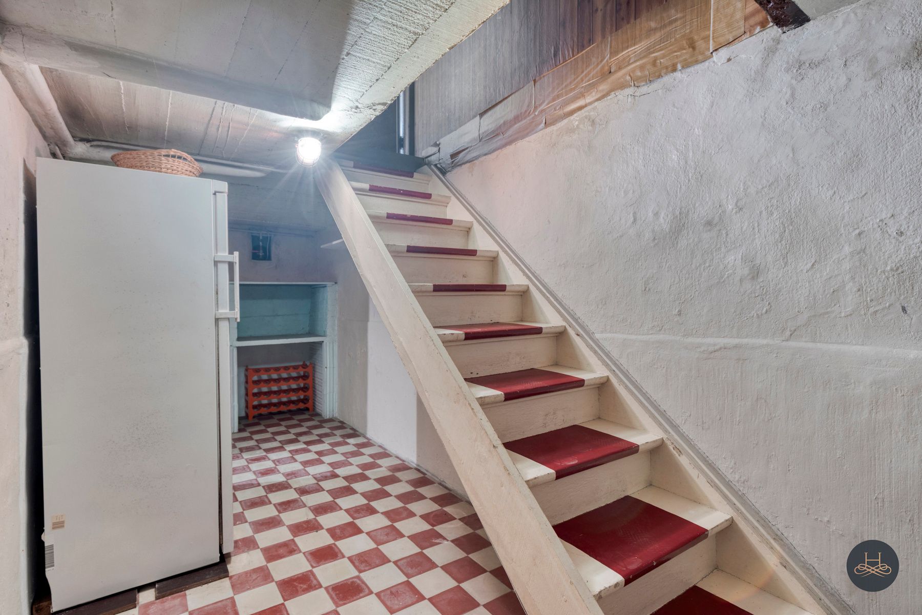 Karaktervolle, te renoveren woning, tuin en grote garage foto 21