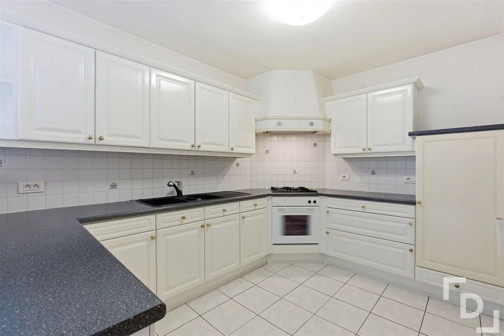 Appartement met 2 slaapkamers en garage te koop in centrum Poperinge. foto 8