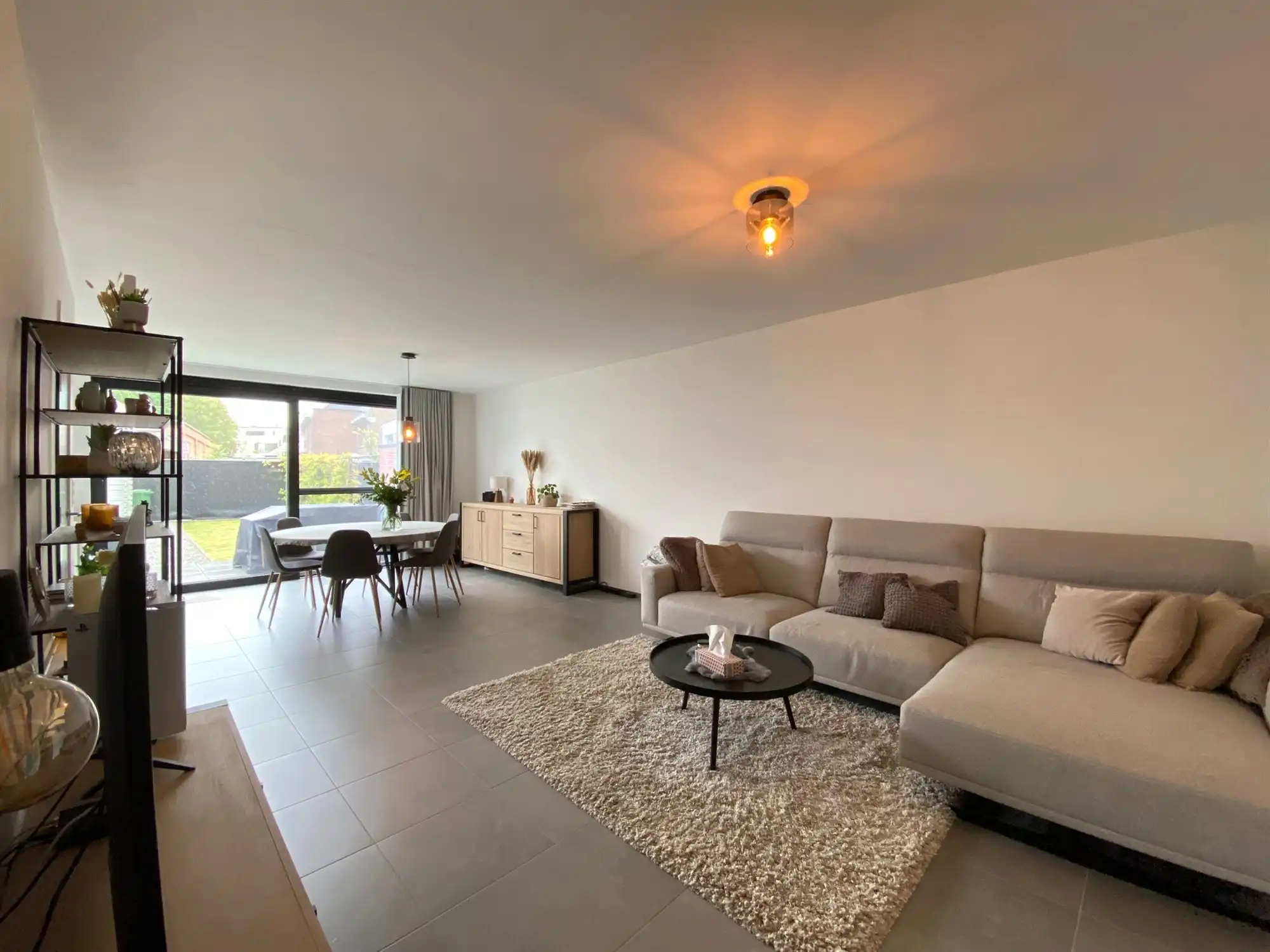 Knap en energiezuinig gelijkvloers appartement met 2-slpk, aangename tuin en een autostaanplaats foto 3