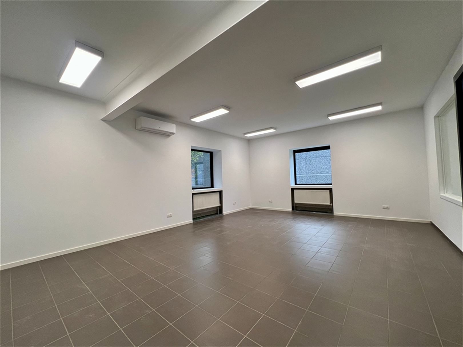 Nieuwbouw magazijn met kantoren in Lokeren foto 12