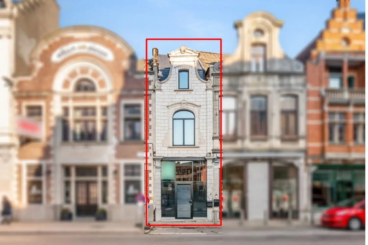 Karaktervolle erfgoedwoning op topligging tegenover de Sint-Gummaruskerk. foto {{pictureIndex}}