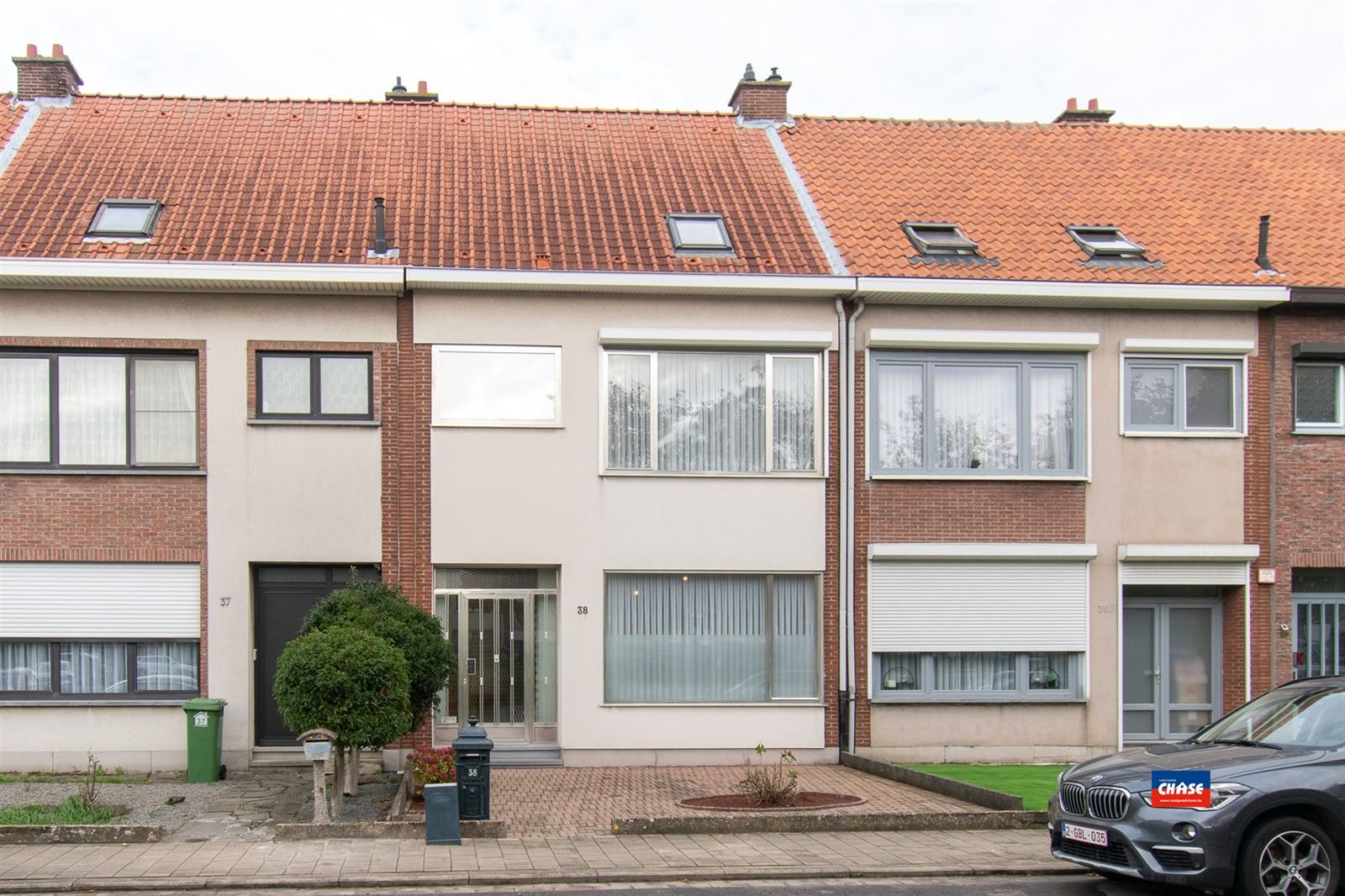 Instapklare gezinswoning met 3 tot 5 slaapkamers,tuin en garagebox foto {{pictureIndex}}