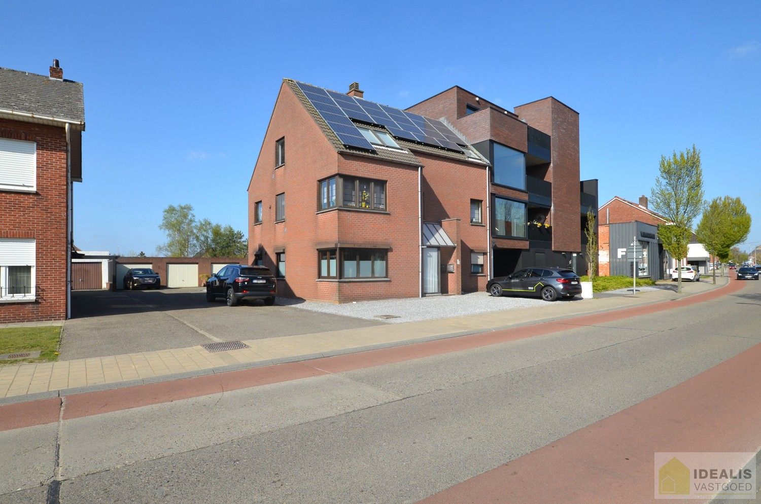 CENTRAAL GELEGEN OPBRENGSTEIGENDOM MET 3 APPARTEMENTEN IN HET CENTRUM VAN LOMMEL OP RUIM PERCEEL VAN 9A 35CA! foto 2