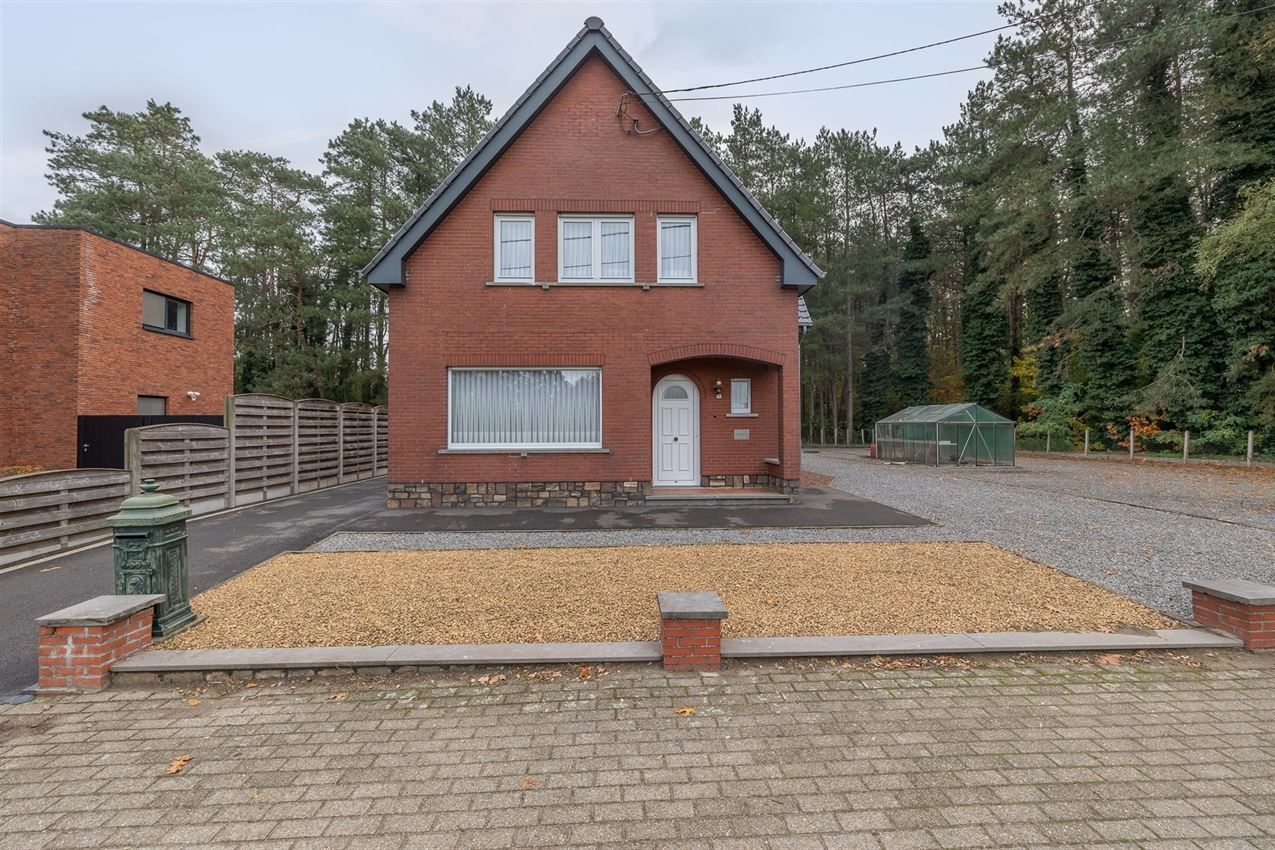 Temidden van agrarisch gebied, grenzend aan bos foto 32