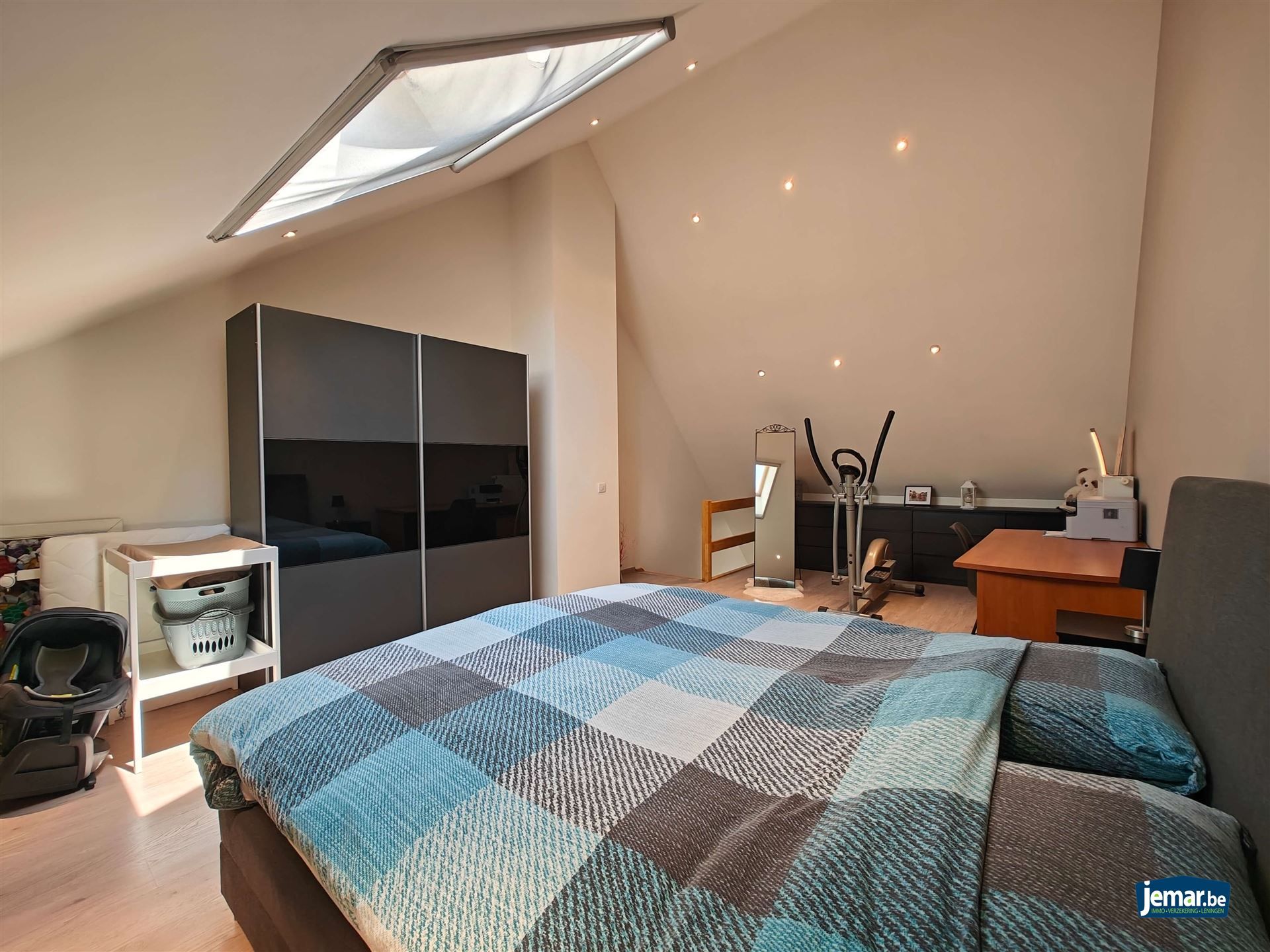 Instapklaar triplex appartement met 2 slaapkamers een zeer grote garage en een carport  foto 23