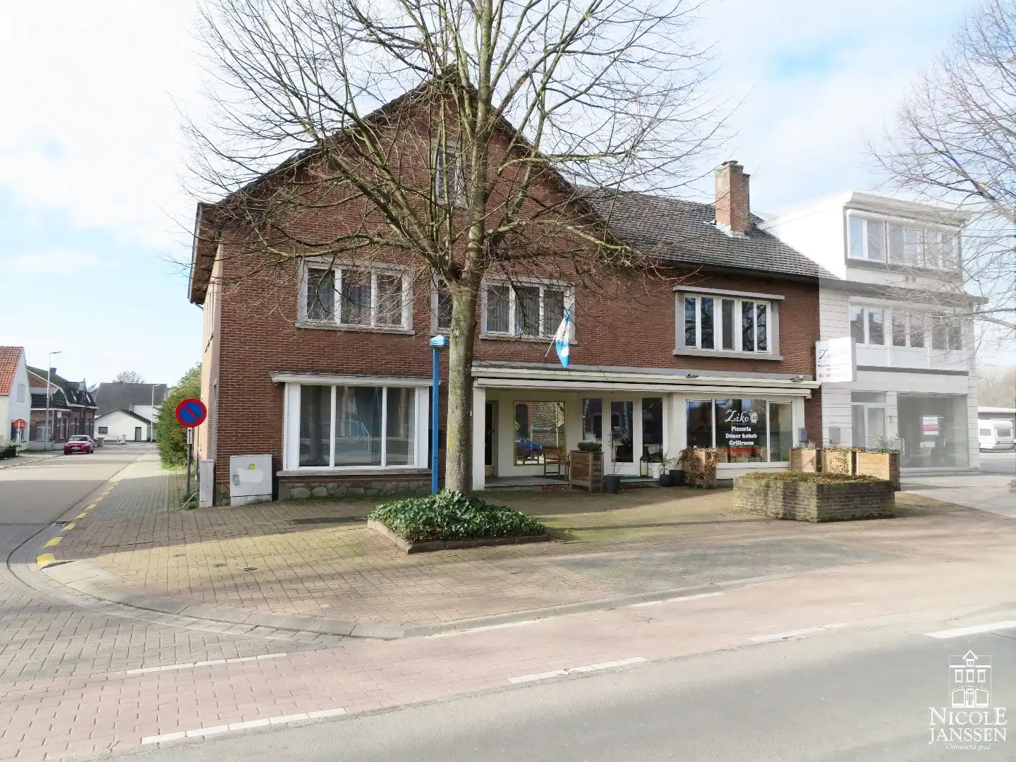 Halfvrijstaande woning met handelsruimte en 5 parkeerplaatsen foto 22