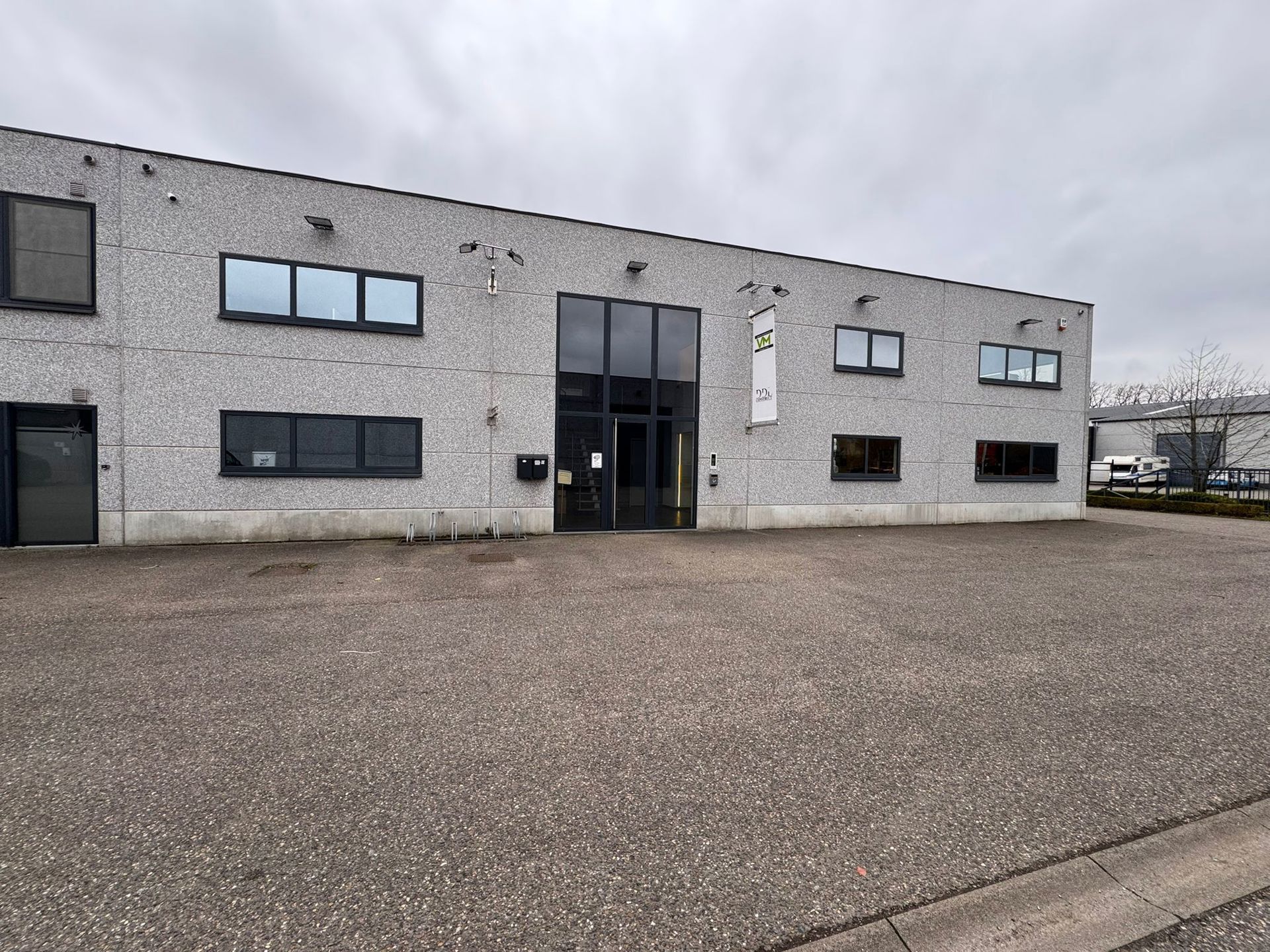 Opslagruimte met kantoor te huur te Kalmthout  foto {{pictureIndex}}