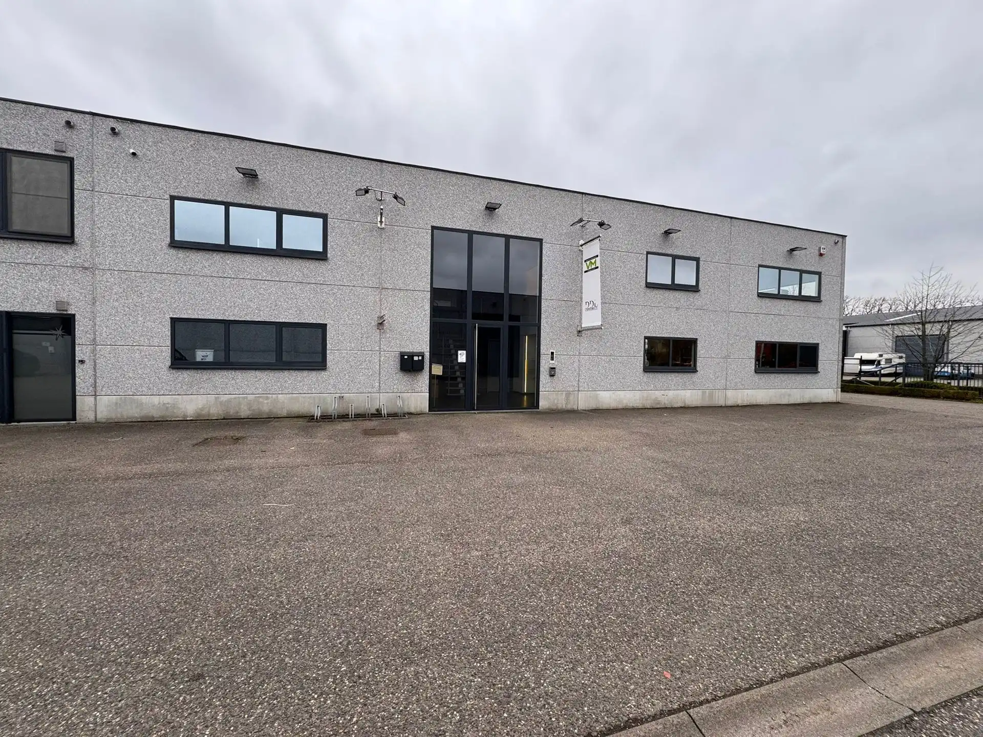 Opslagruimte met kantoor te huur te Kalmthout  foto {{pictureIndex}}