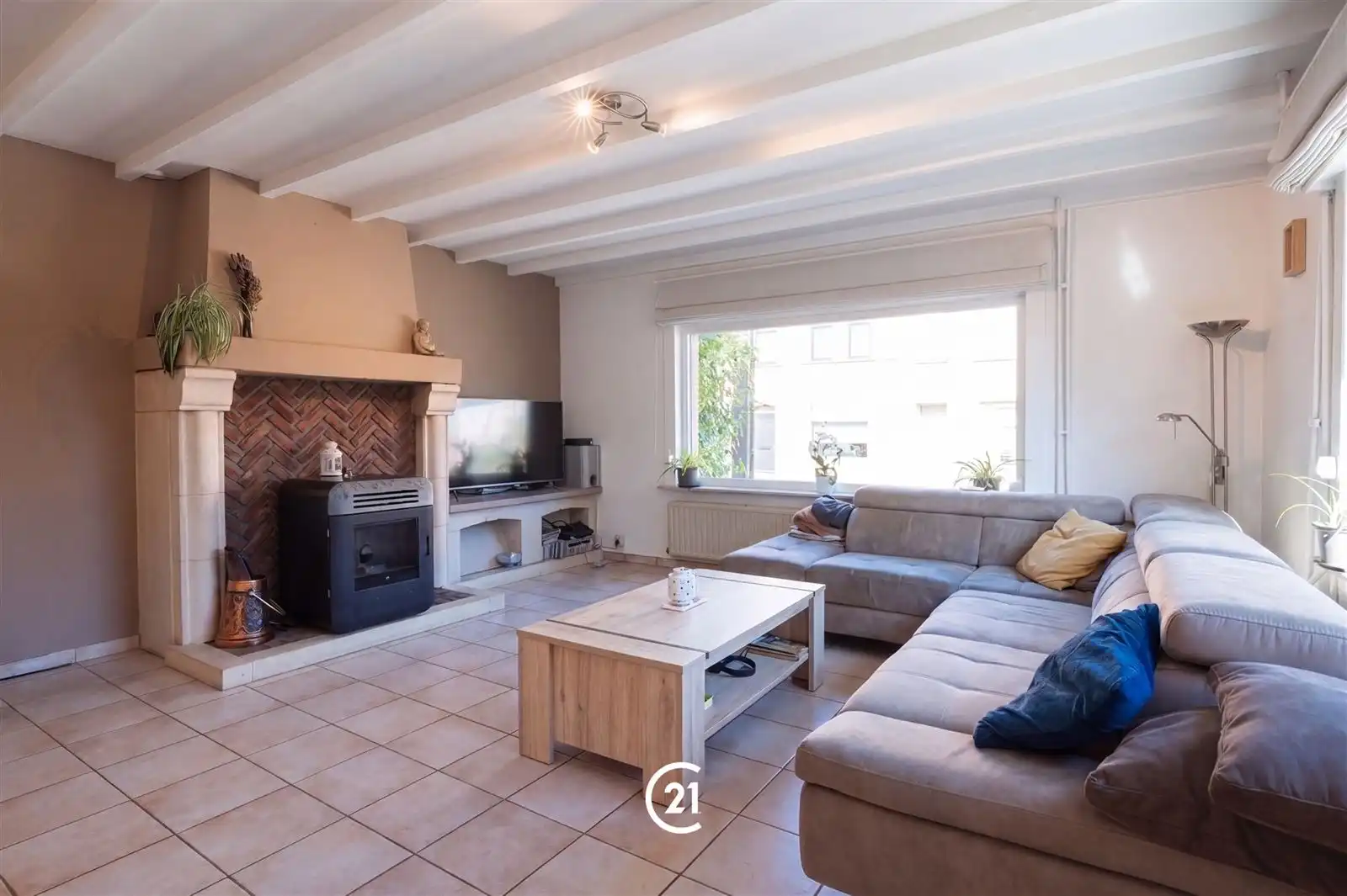 Goed gelegen gezinswoning met 3 ruime kamers, garage, tuin en berging foto 3