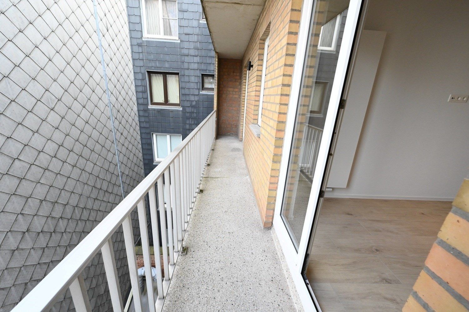 ONGEMEUBELD - NIEUW - Luxueus gerenoveerd appartement met 3 slaapkamers en met een OPEN ZICHT op het Burgemeester Frans Desmidtplein. foto 28