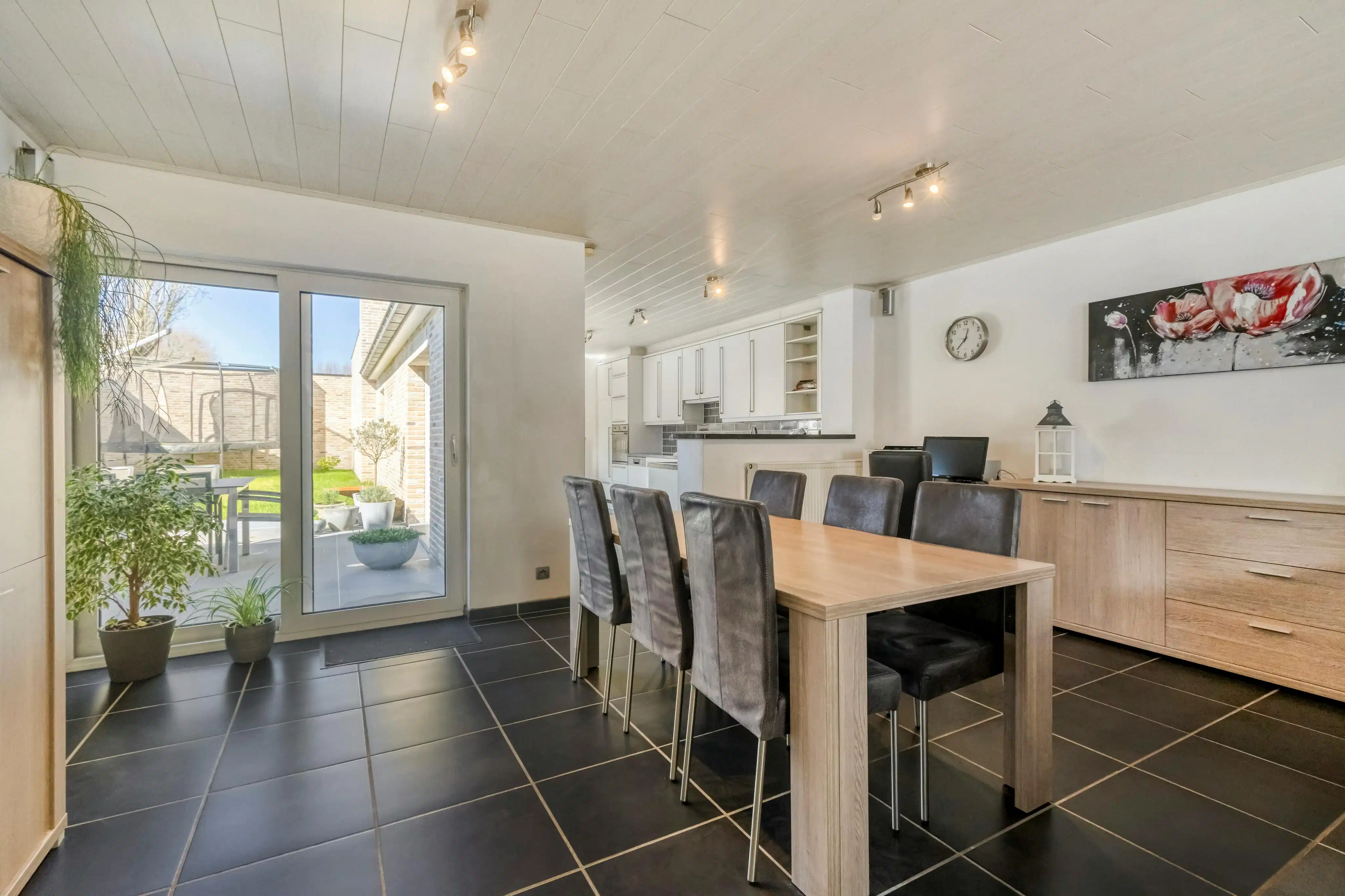 Instapklare woning met 4 slaapkamers en zonnige tuin in Abele foto 4