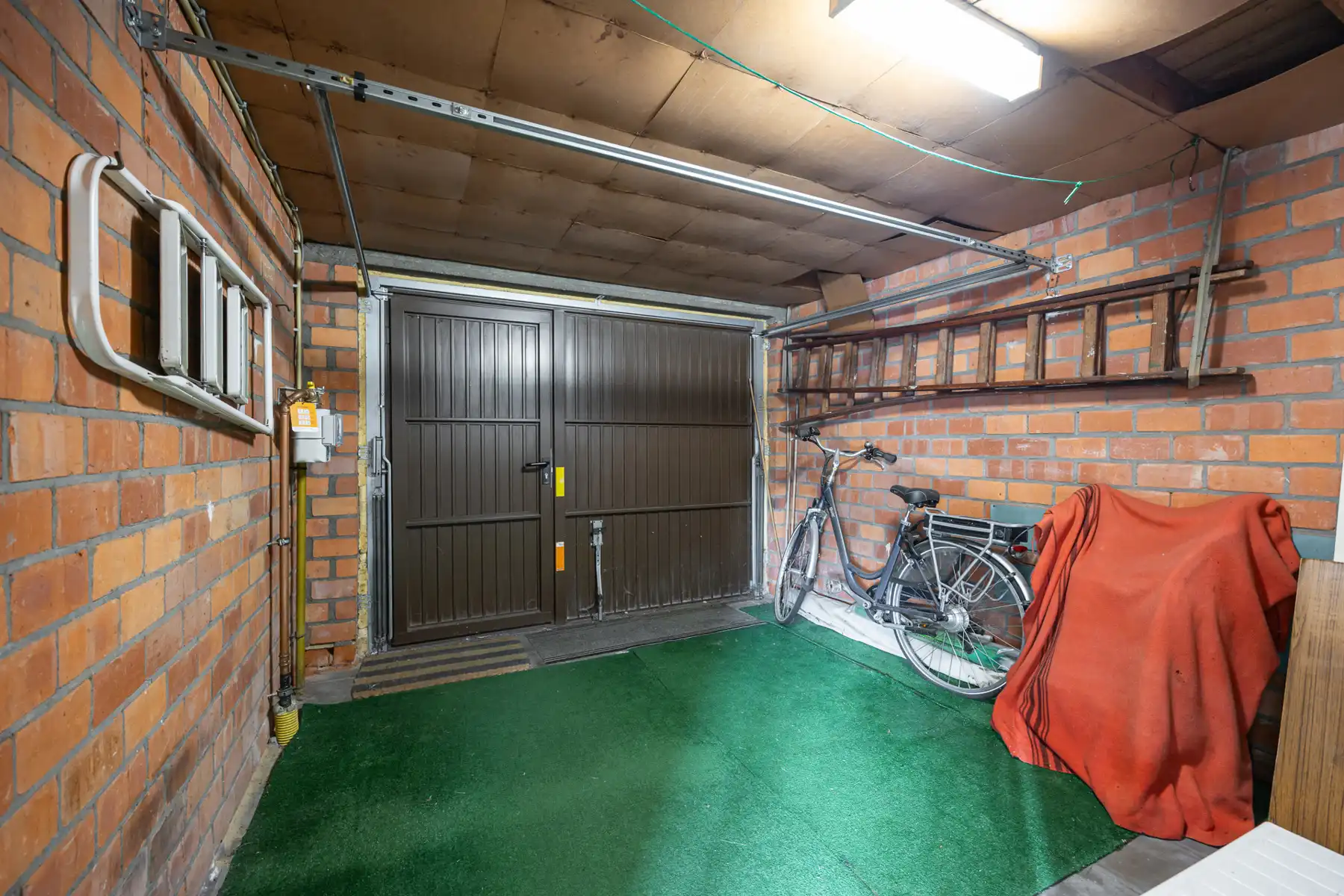 Halfopen bebouwing met 3 slaapkamers en garage op een perceel van 315m². foto 9