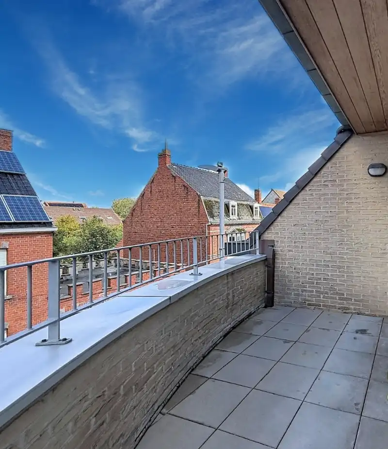 Lichtrijk appartement met terras en garage foto 11