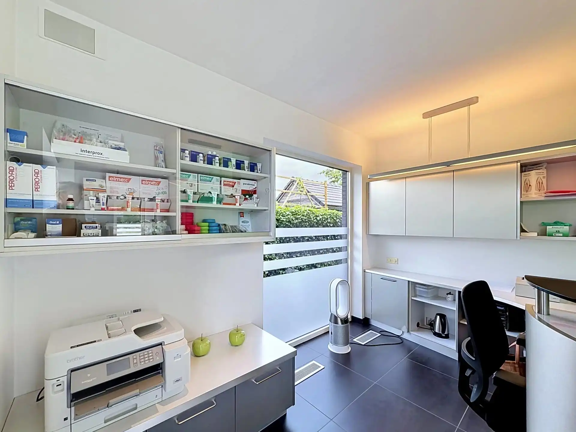 Moderne woning met 3 slaapkamers en praktijk of kantoorruimte op mooi perceel foto 7