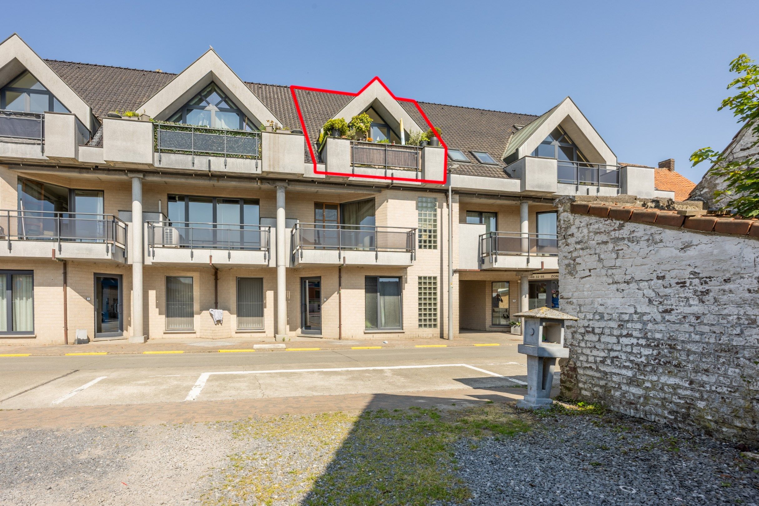 Gezellig duplex-appartement met garagebox in centrum Zulte. foto {{pictureIndex}}