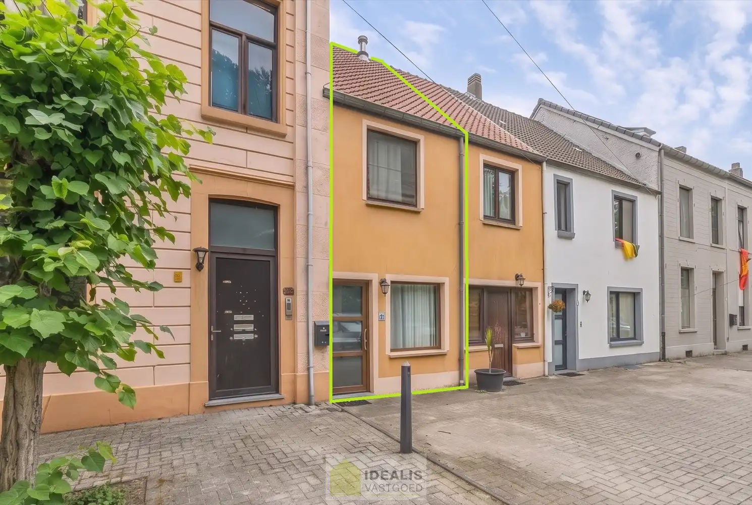 IDEALIS VASTGOED – CHARMANTE EENGEZINSWONING TE WIJCHMAAL, PEER! Deze woning omvat ca. 70m² bewoonbare oppervlakte op een perceel van ca. 1a33ca met op het gelijkvloers woonkamer en keuken en op de verdieping slaapkamer, nachthal en badkamer. Uiterst geschikt voor kandidaten op zoek naar een betaalbare woning. foto {{pictureIndex}}