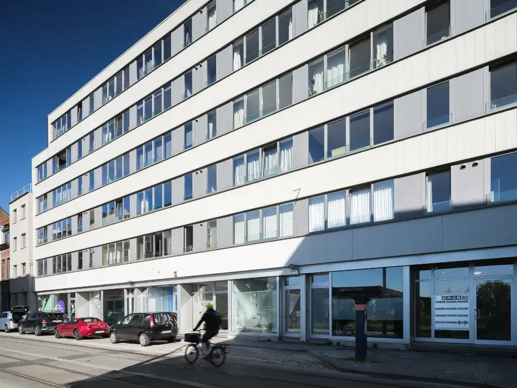 Centrum Gent – lichtrijk gerenoveerd twee slaapkamerappartement met terras en zicht over de Bijloke en de Leie. foto 18